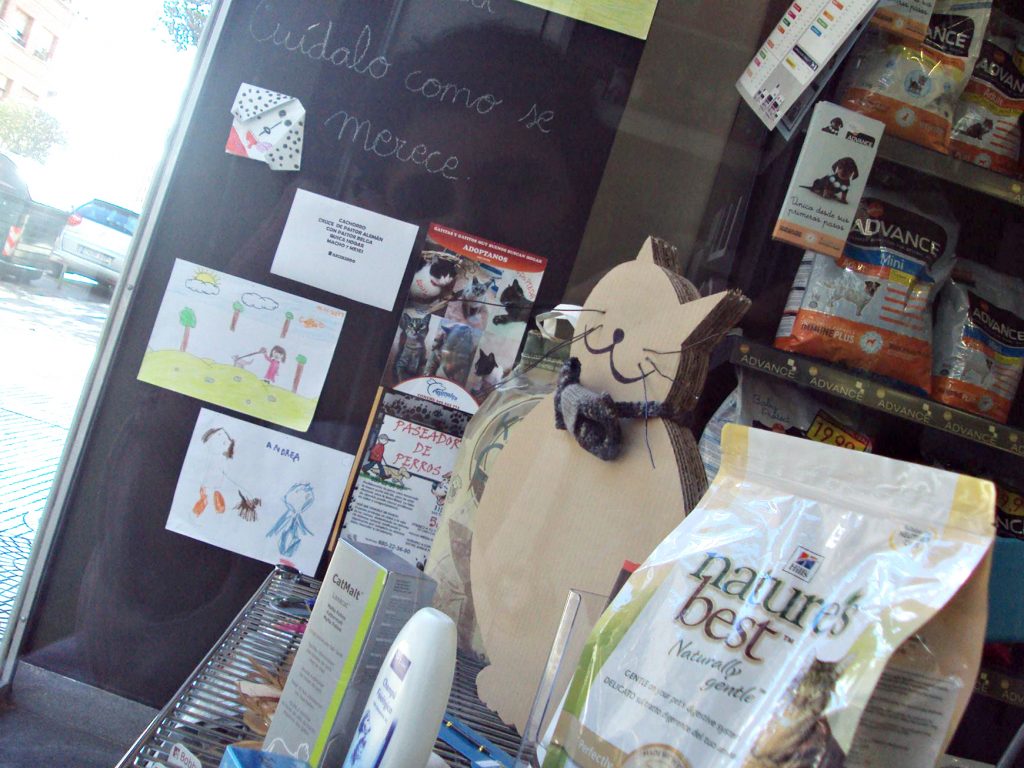 Diseño y elaboración de gato de cartón para el escaparate de la clínica Veterinaria El León Dormido.