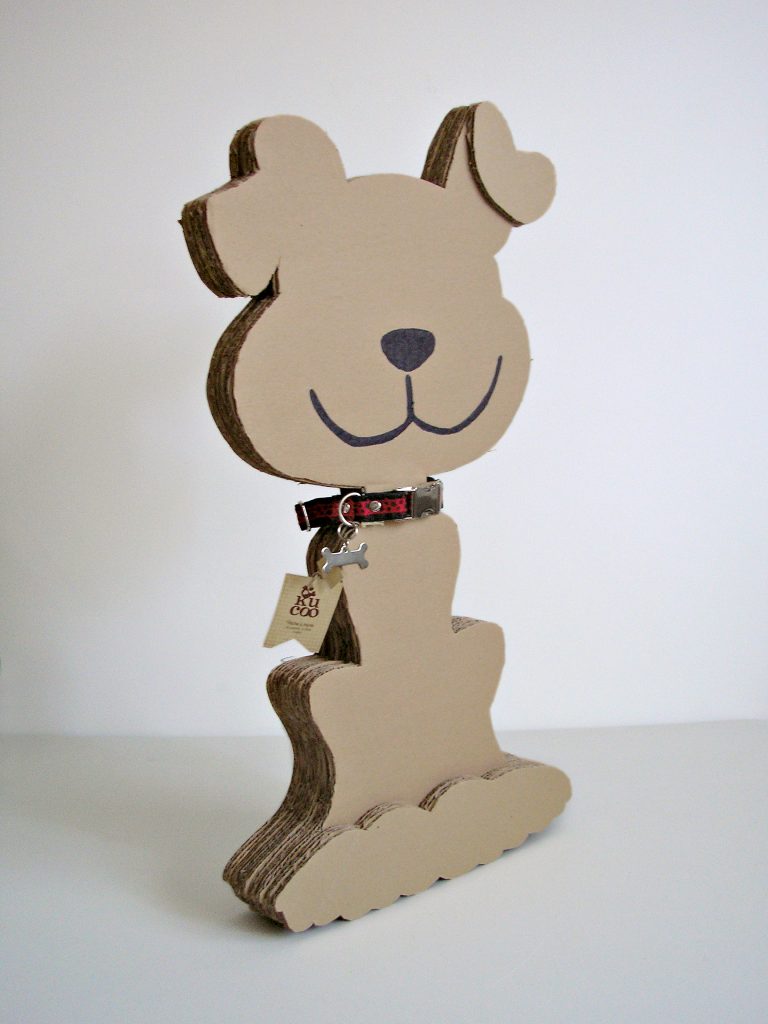 Diseño y elaboración de perro de cartón para el escaparate de la clínica Veterinaria El León Dormido.